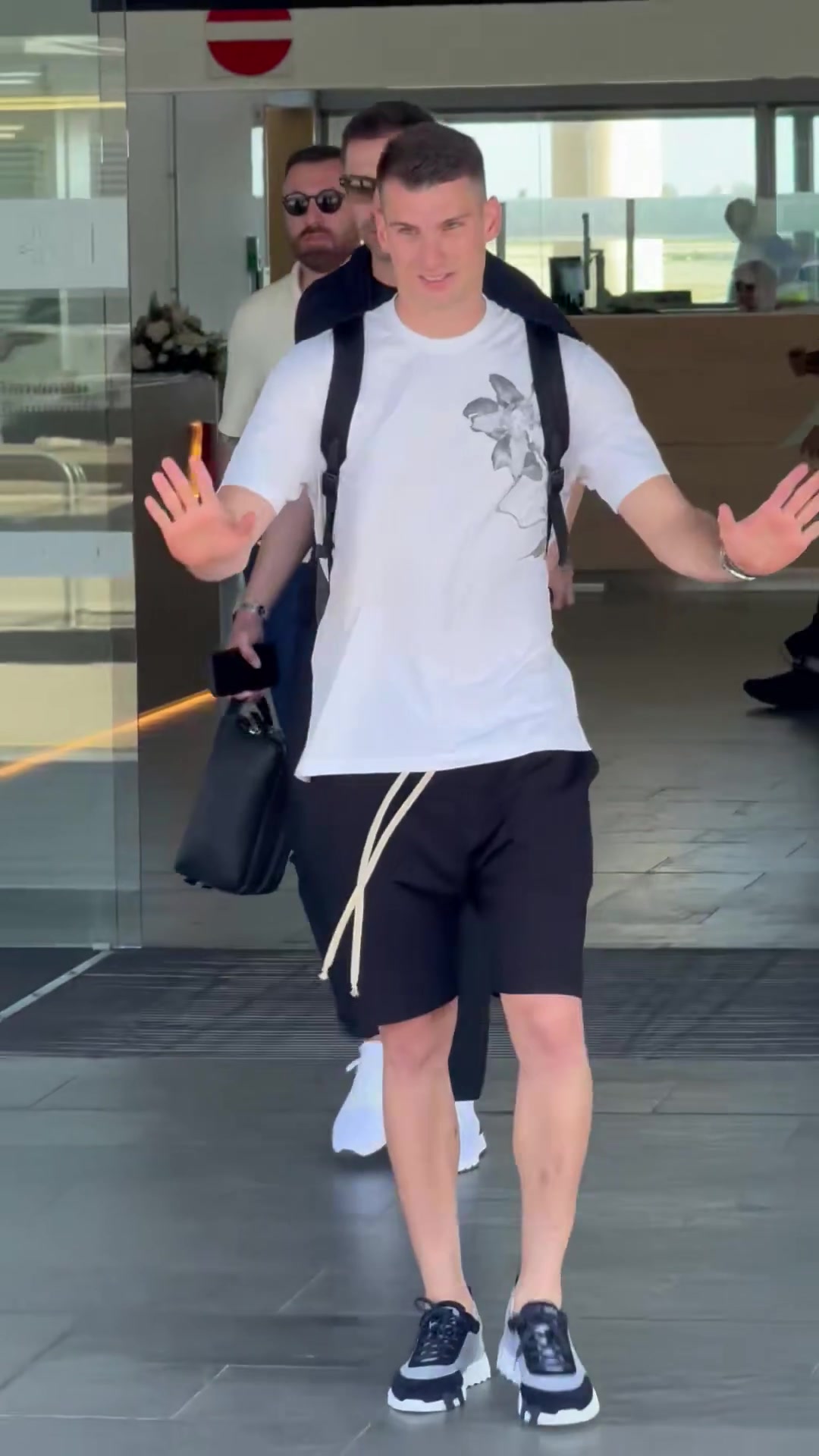 利瓦科维奇刚刚抵达巴塞罗那，即将从费内巴切转会加盟巴萨！封面