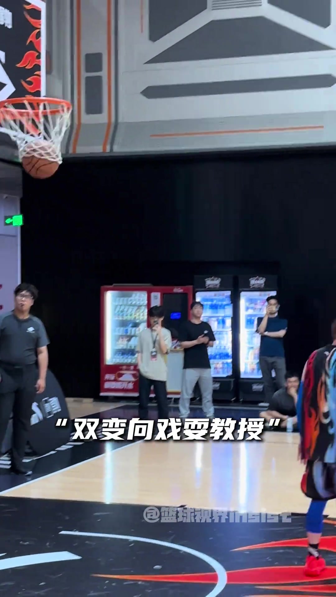 “当国内新生代街球手惹怒41岁街球元老教授!”封面