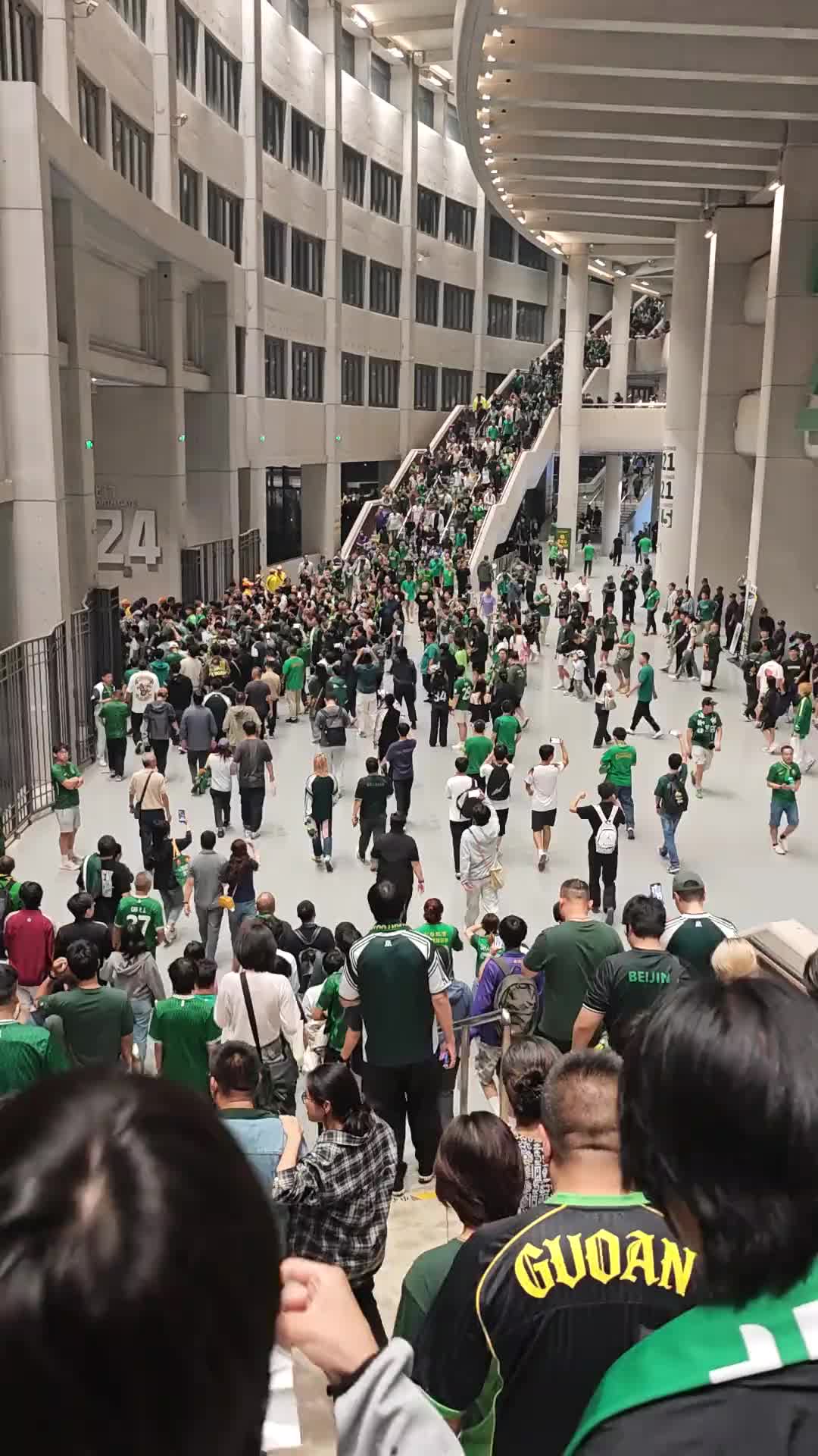 莎啦啦走起😄!跟随镜头一起感受国安赢球后,工体离场时的实况封面