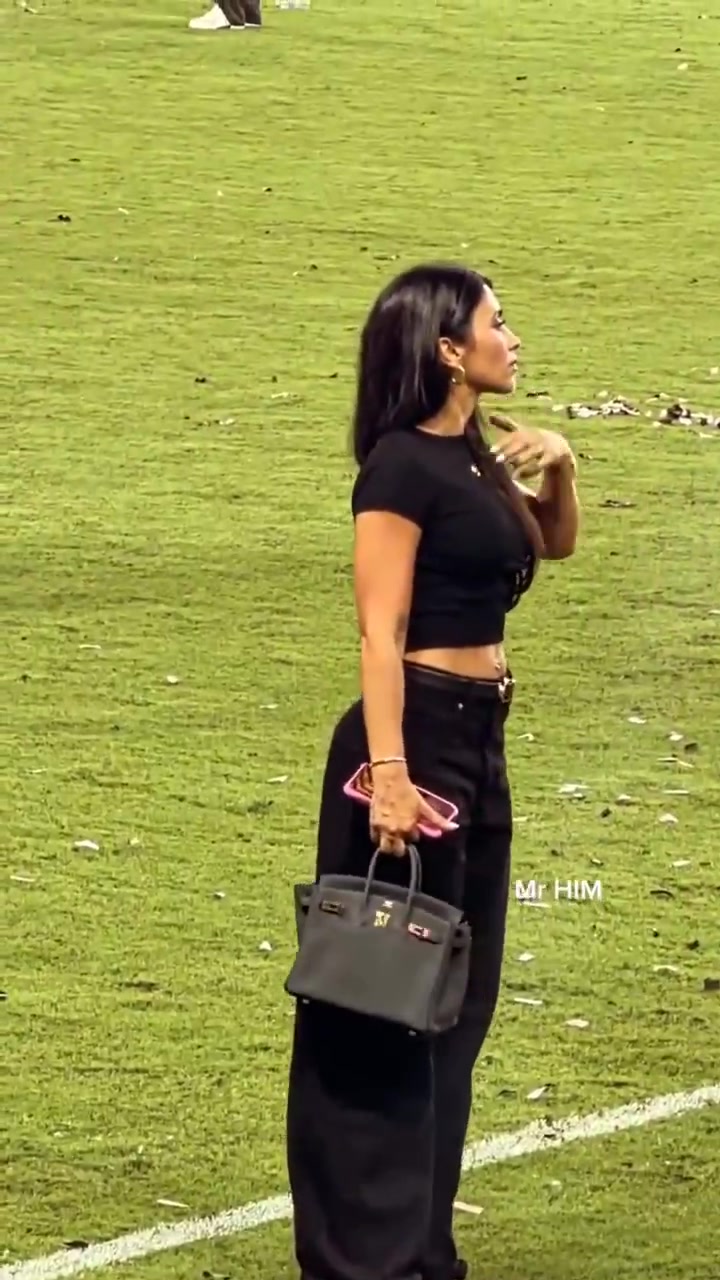 小儿子玩着不回家了🤣!赛后场上的安东内拉封面