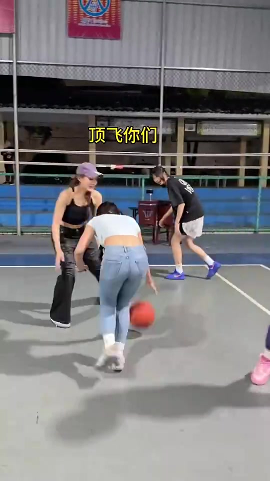 不会打球的女生聚在一起打球！场面到底有多乱？🙈封面
