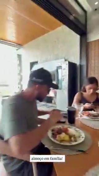 维尼修斯也太难了！女友把全家朋友都拎入住，豪宅秒变酒店！😂封面