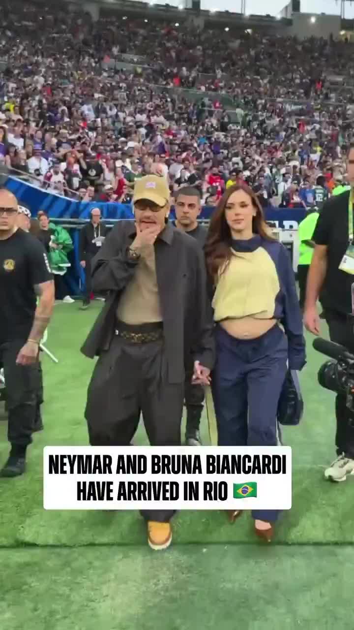内马尔携布鲁娜前往马拉卡纳，现场观看 NFL 赛事封面