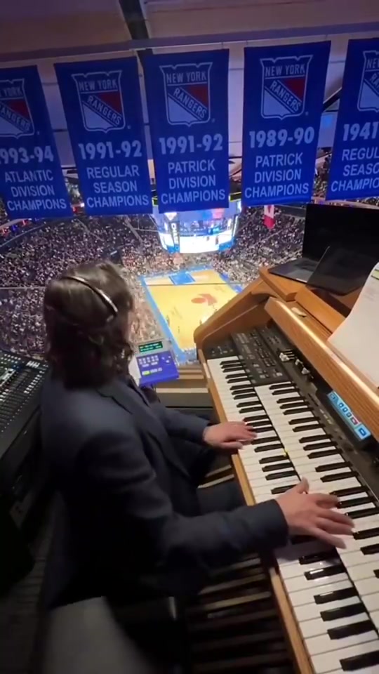 看了20年NBA一直以为是录音，结果是现场弹的？封面