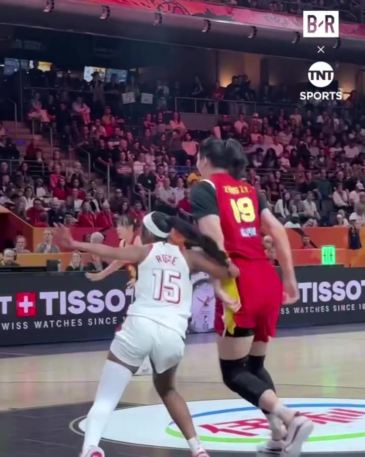 确实没办法！张子宇篮下要到球之后 造成里斯犯规封面