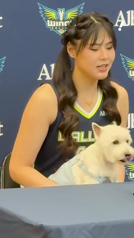 可爱啊😍李月汝此前带了只可爱小狗出席媒体日~封面