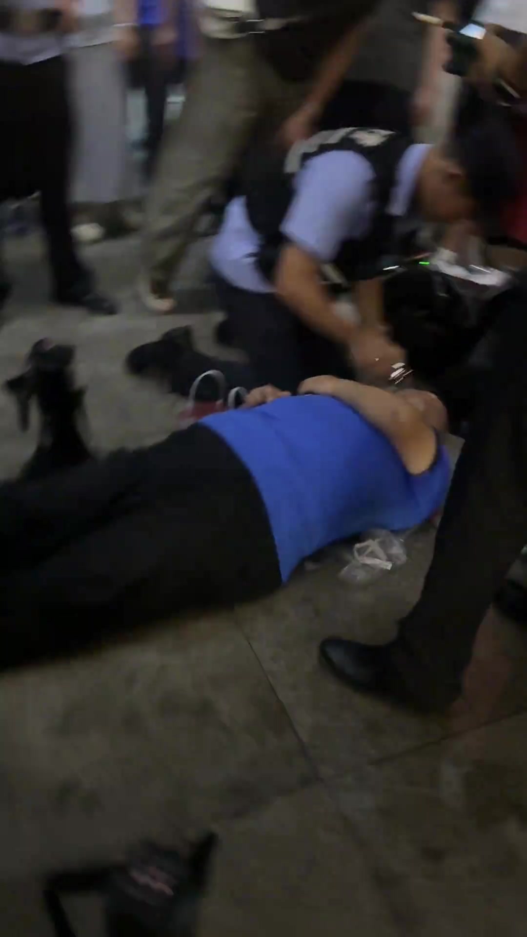 博主晒实拍:武汉三镇一场球看得人血压飙升，有球迷急得当场晕倒封面