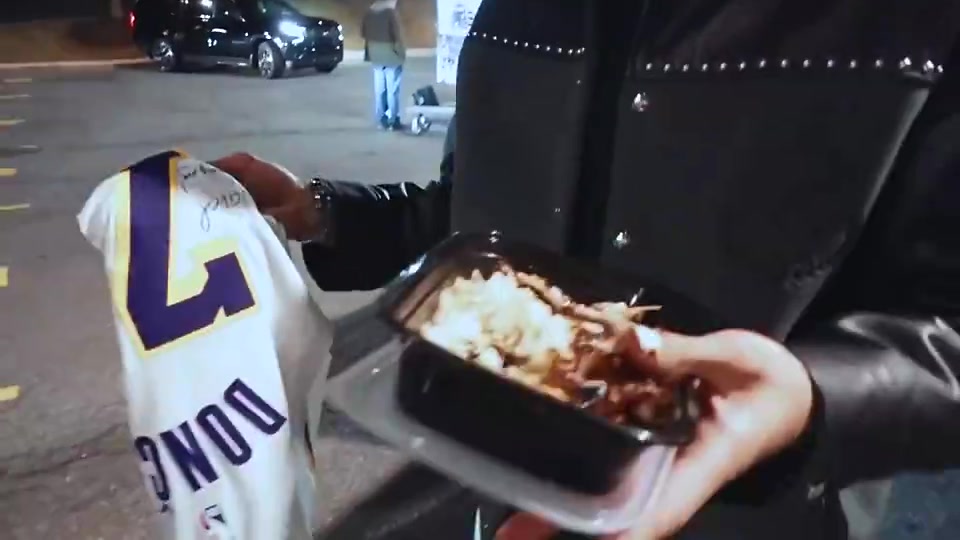乐得合不拢嘴🤣魔仙哥此前得到东契奇亲签球衣！向朋友疯狂炫耀封面
