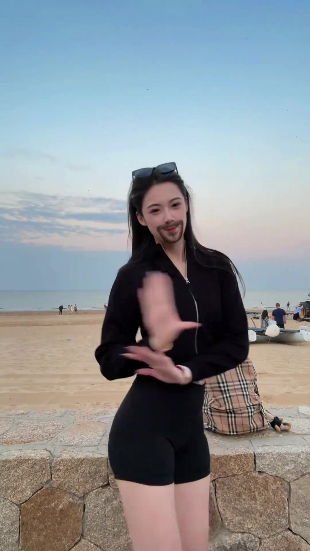 女篮卓识海边放飞自我!不看脸,光这190cm的超模身材就赢了😂封面