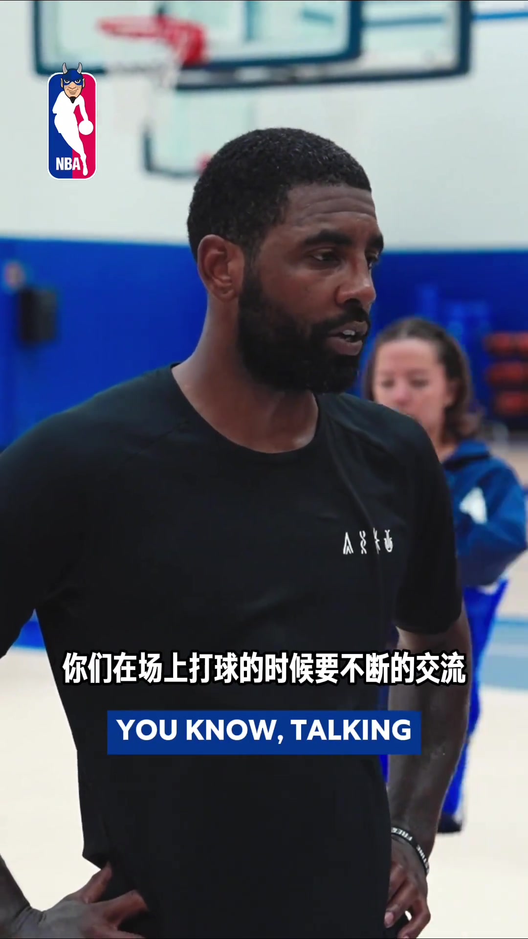 欧文回母校和学弟们一起打球🏀 并传授一些球场经验~封面
