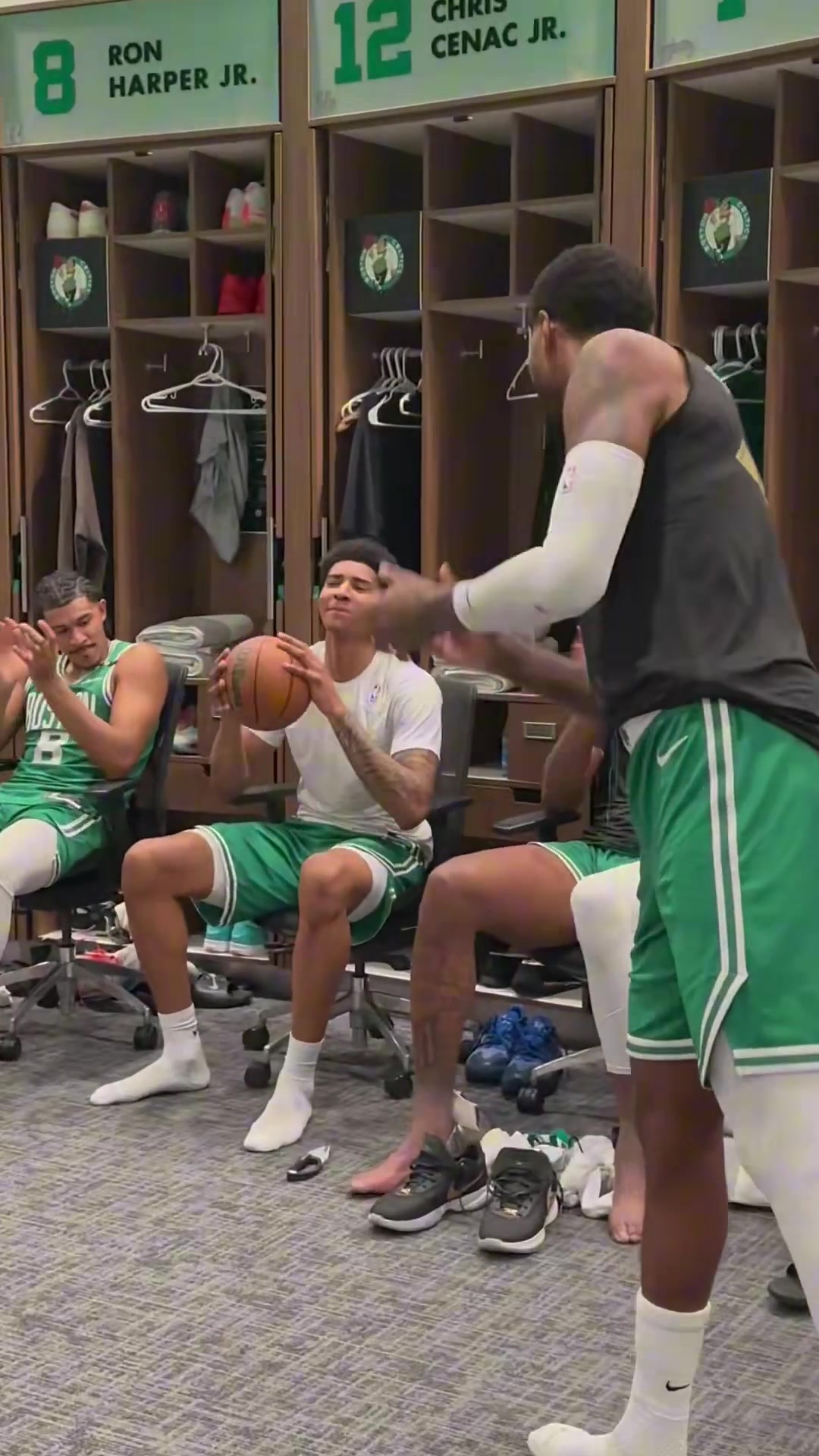 欢迎来到NBA!保罗乔治将比赛用球送给凯尔特人新秀塞纳克封面