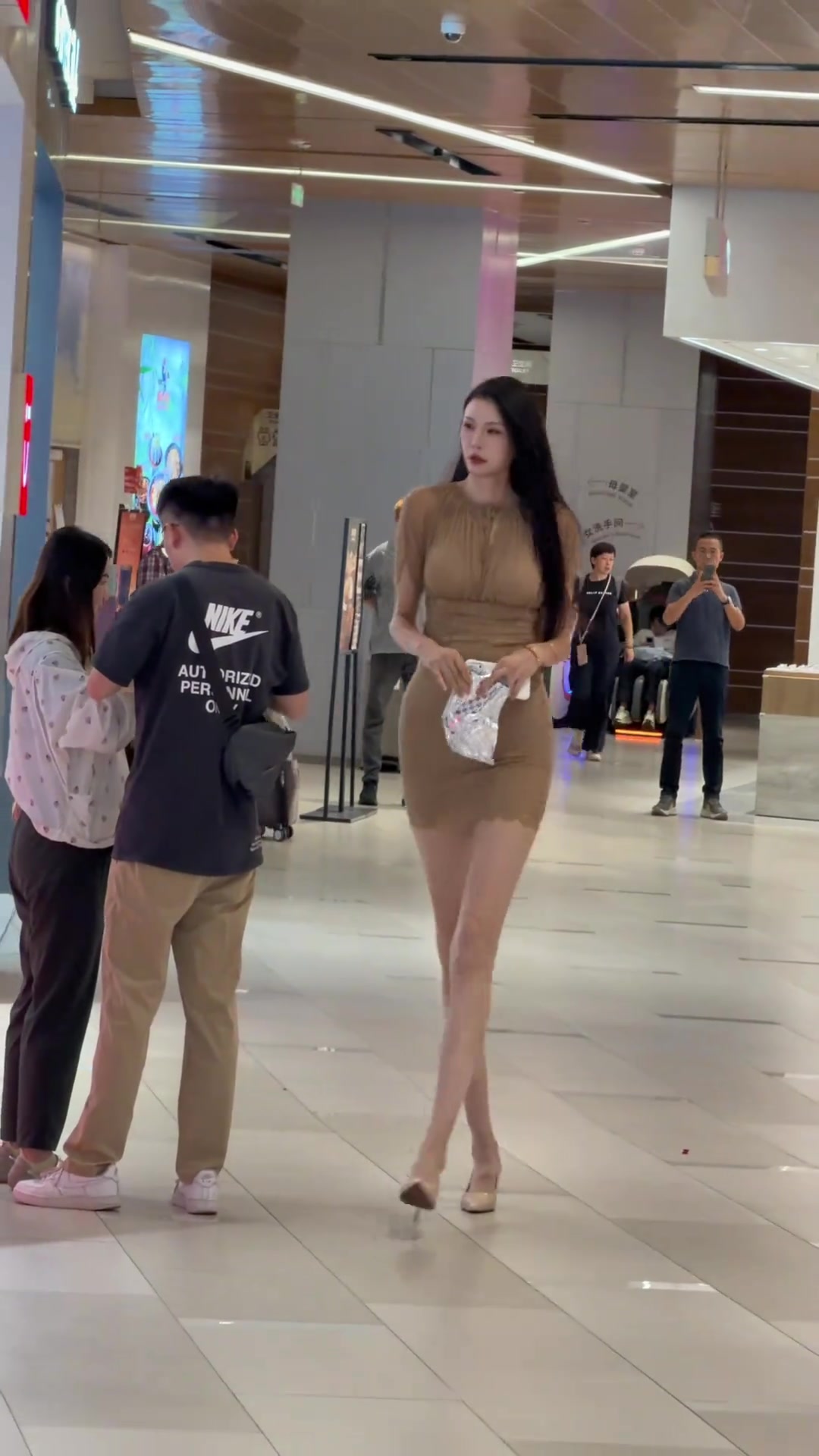 两米姐姐又来逛商场啦👀 “诺姐”这一身气质超绝😍封面