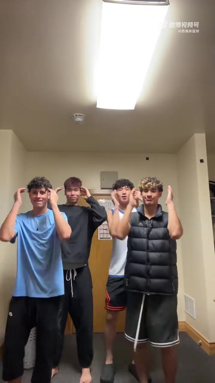融入新环境！张懿赵杰跟美高同学拍视频封面