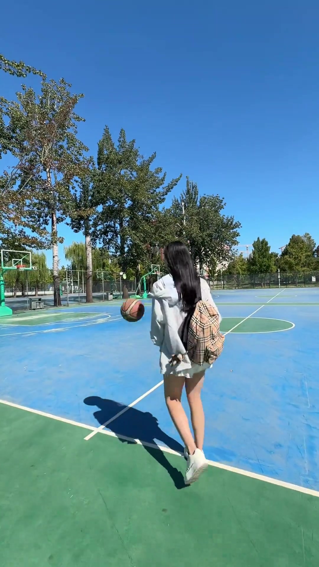 卓识晒球场投篮视频~这一双大长腿是真吸睛😍封面