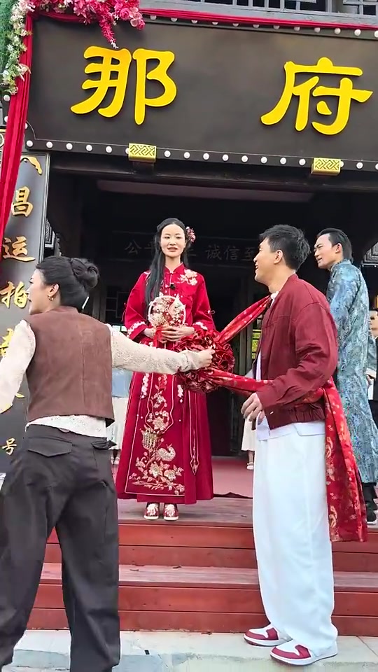 郭艾伦上辽宁文旅节目体验成亲环节，与美女主持刘一一互动封面