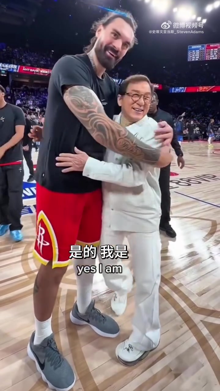 梦幻联动😂成龙：我以为你是海王~亚当斯：是啊！我是！封面