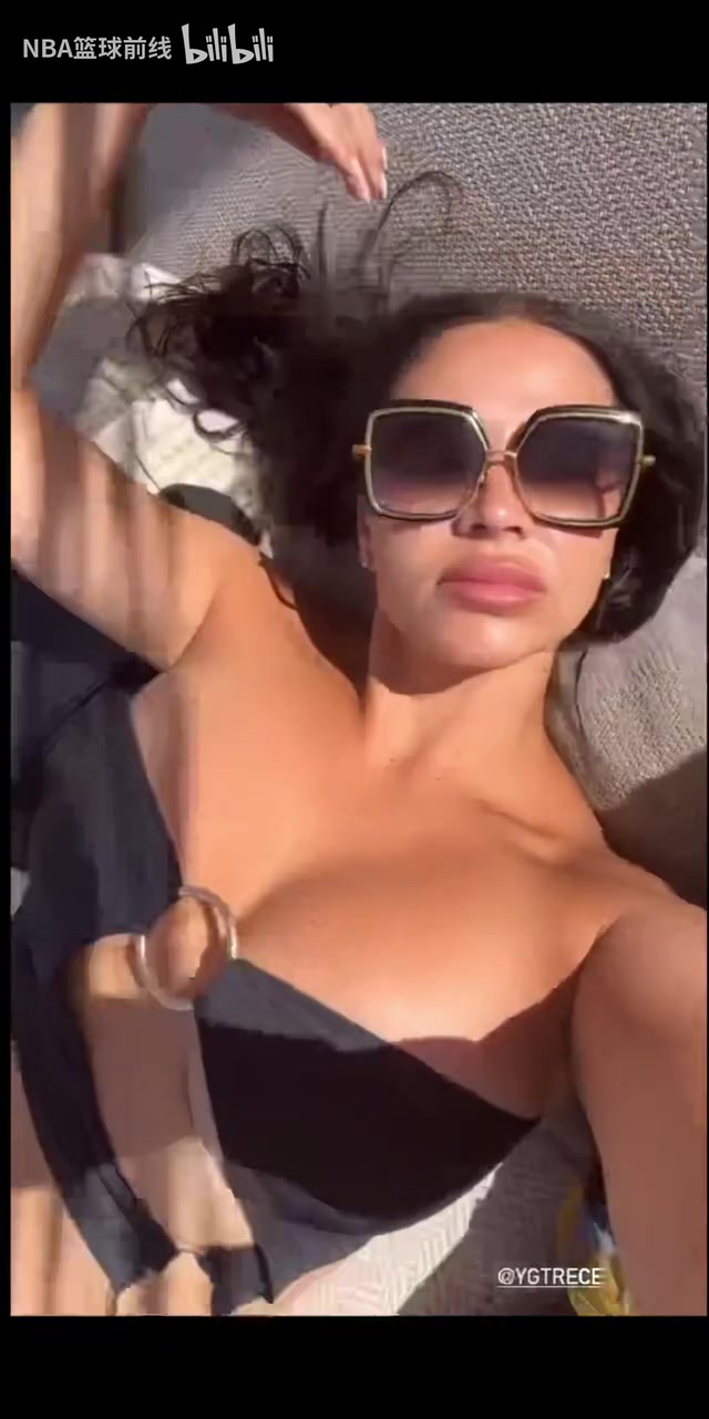 “不输卡戴珊,泡椒老婆这身材太顶了。”😍封面