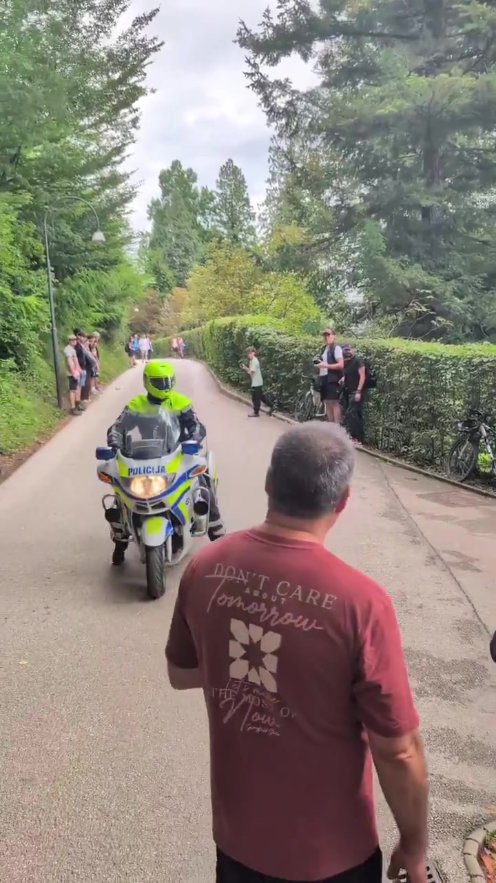警车开路排面大啊😁东契奇派专车接送队友去湖边玩~封面