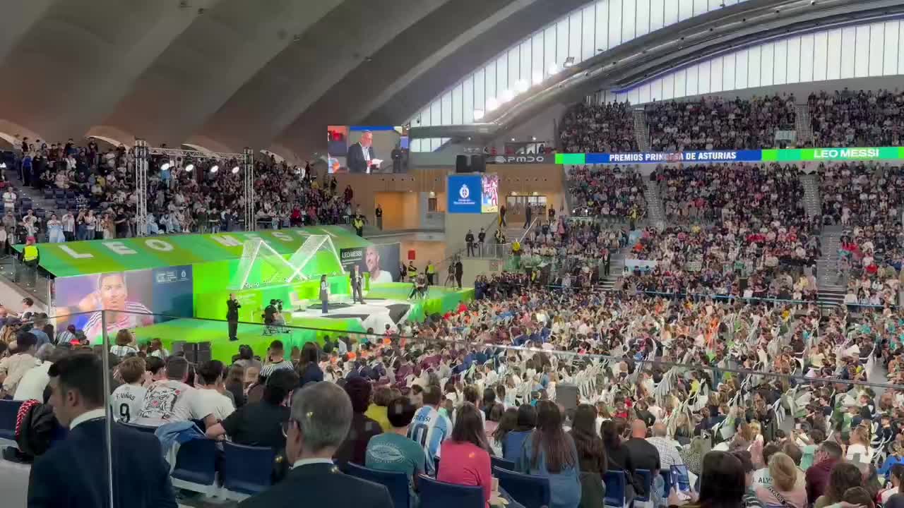 起立鼓掌！当梅西出现在奥维耶多体育馆时全场沸腾了封面