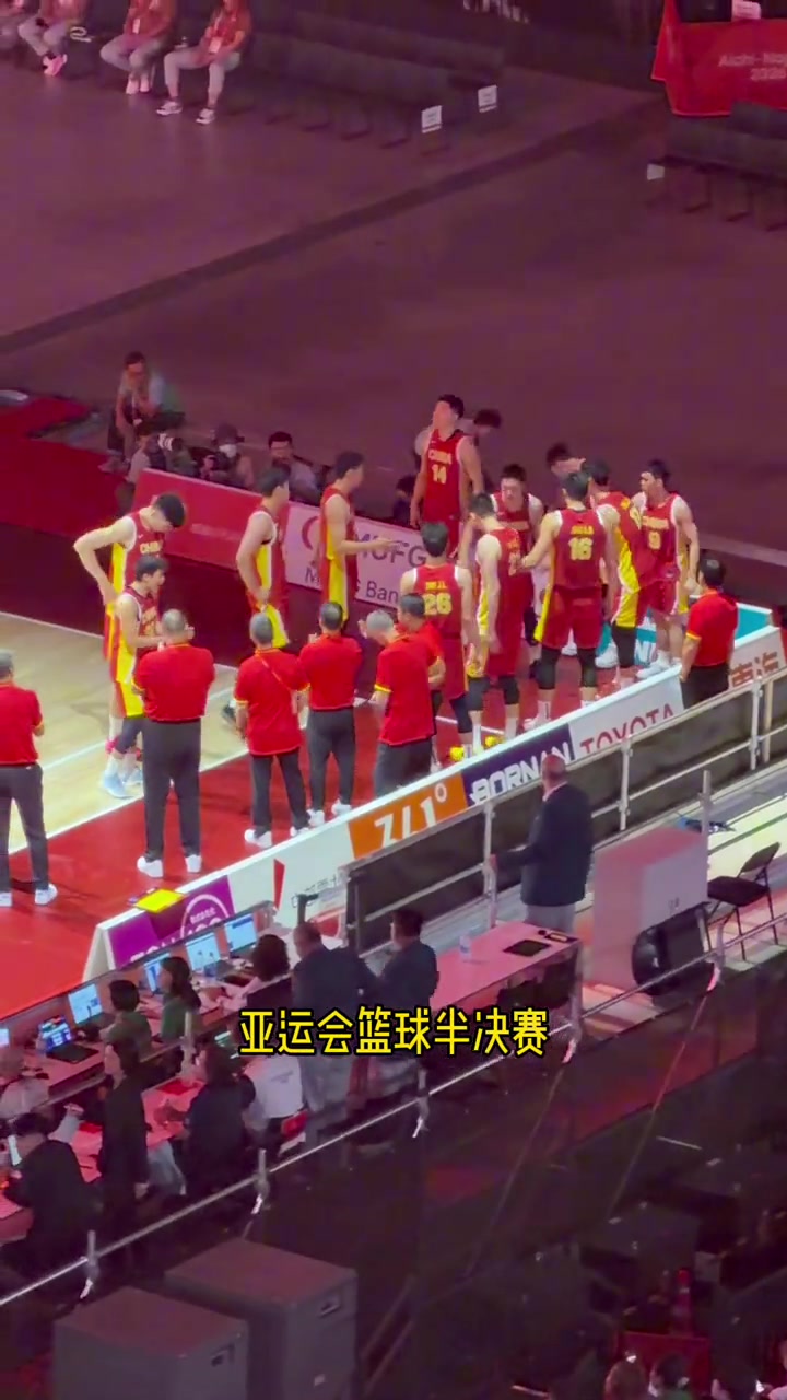 国足球迷现场实拍：作为一名国足球迷 支持中国男篮就完事封面