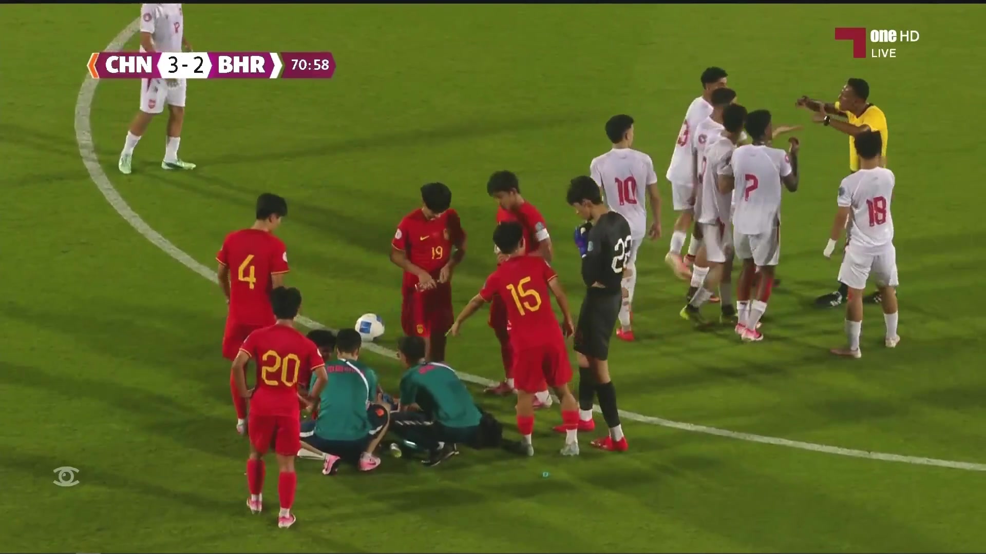 中国U16男足多打一人！巴林U17球员亮鞋钉飞铲染红！封面