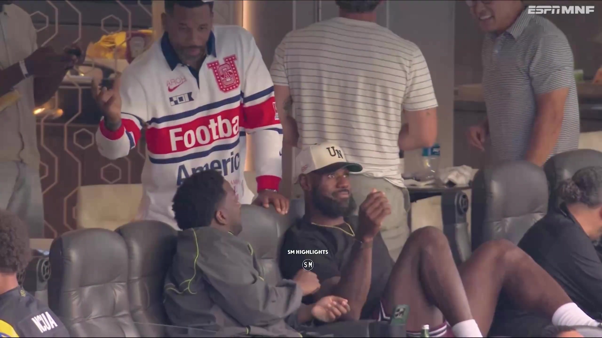 悠闲假期🍹詹姆斯现身观战NFL公羊vs巨人比赛~封面