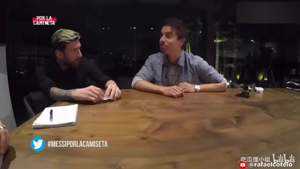 压枪！名场面！梅西:我和苏牙都是坐着小号！封面