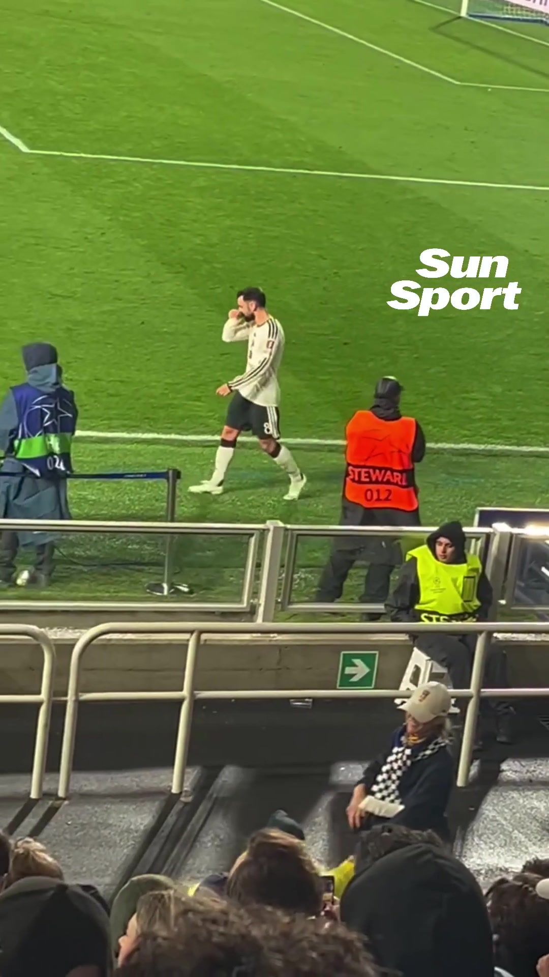 现场实拍:曼联0-3落后科莫，被换下的B费离场无奈不停摇头封面