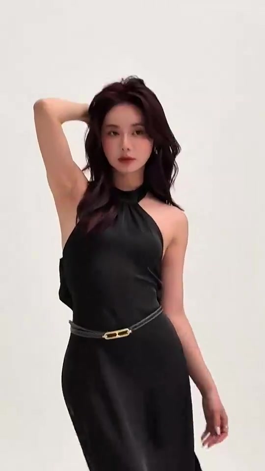 😍自带光芒!美娜这身黑色长裙穿搭,女神范十足啊!封面