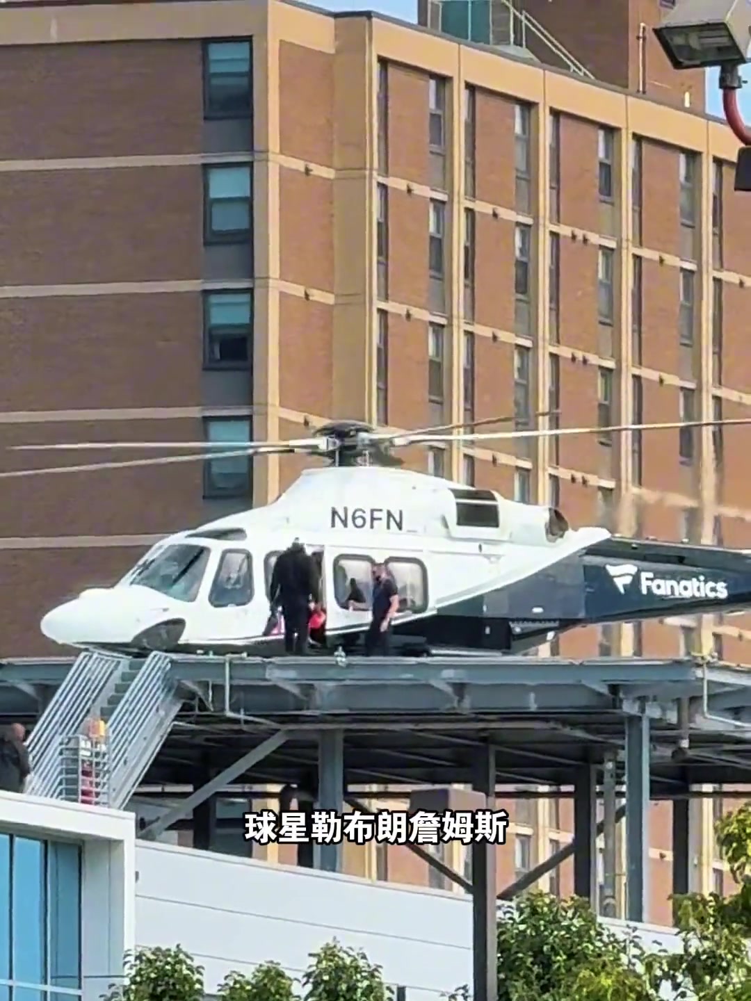 这啥家庭条件啊?一个打工人坐直升机上下班😂封面