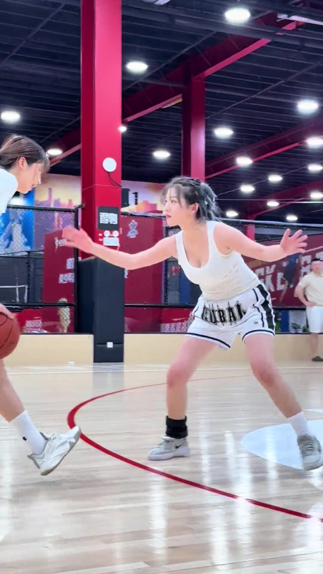 萌身高差！篮球场1米88女高个vs1米69女孩画风会怎样？封面