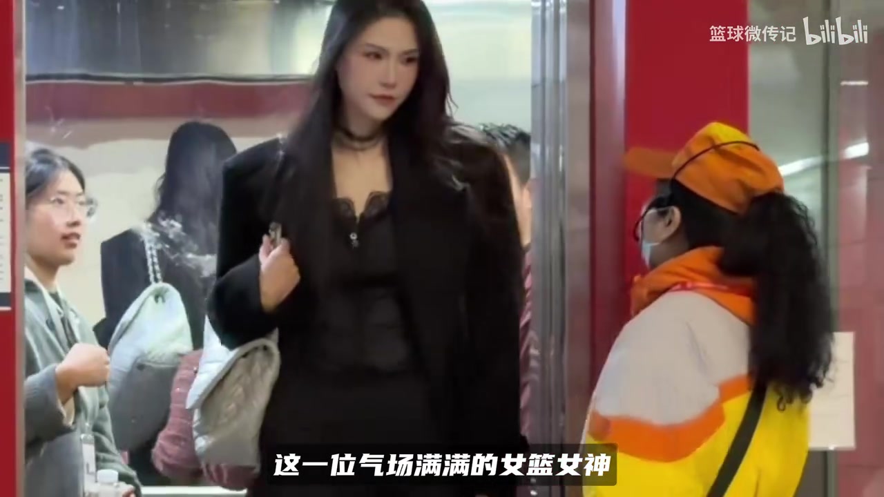 前女篮国手许诺街头气场拉满！196身高路人绕道走，太有压迫感封面