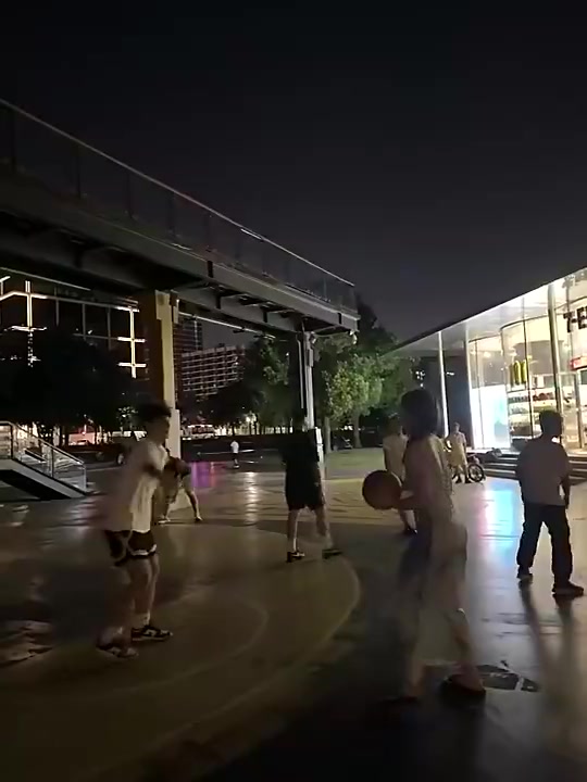 😍别看小姐姐穿连衣裙和拖鞋，看着架势真的会打球！封面