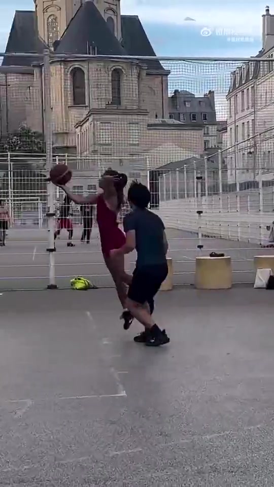 好家伙！这大姐打球水平，一般男人似乎防不住她啊封面