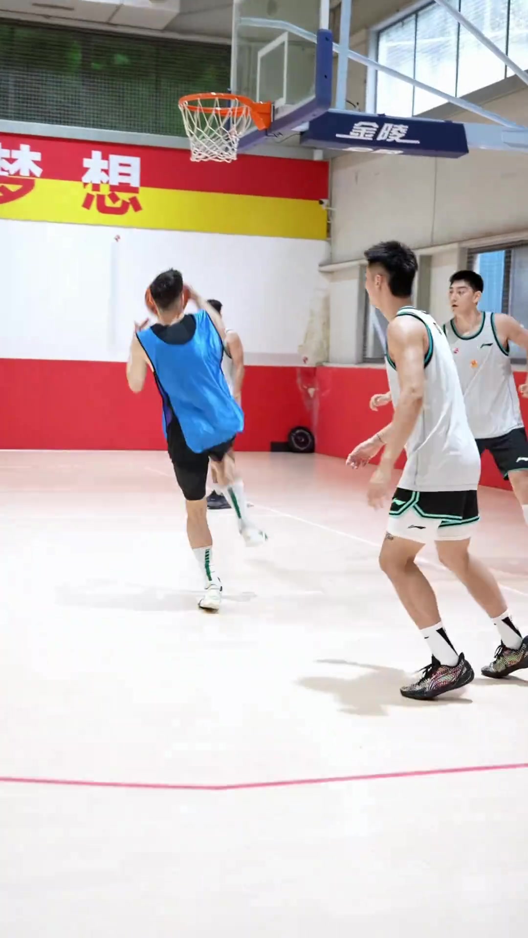 什么水平？🤔网红街球手丹尼晒试训CBA深圳队VLOG封面