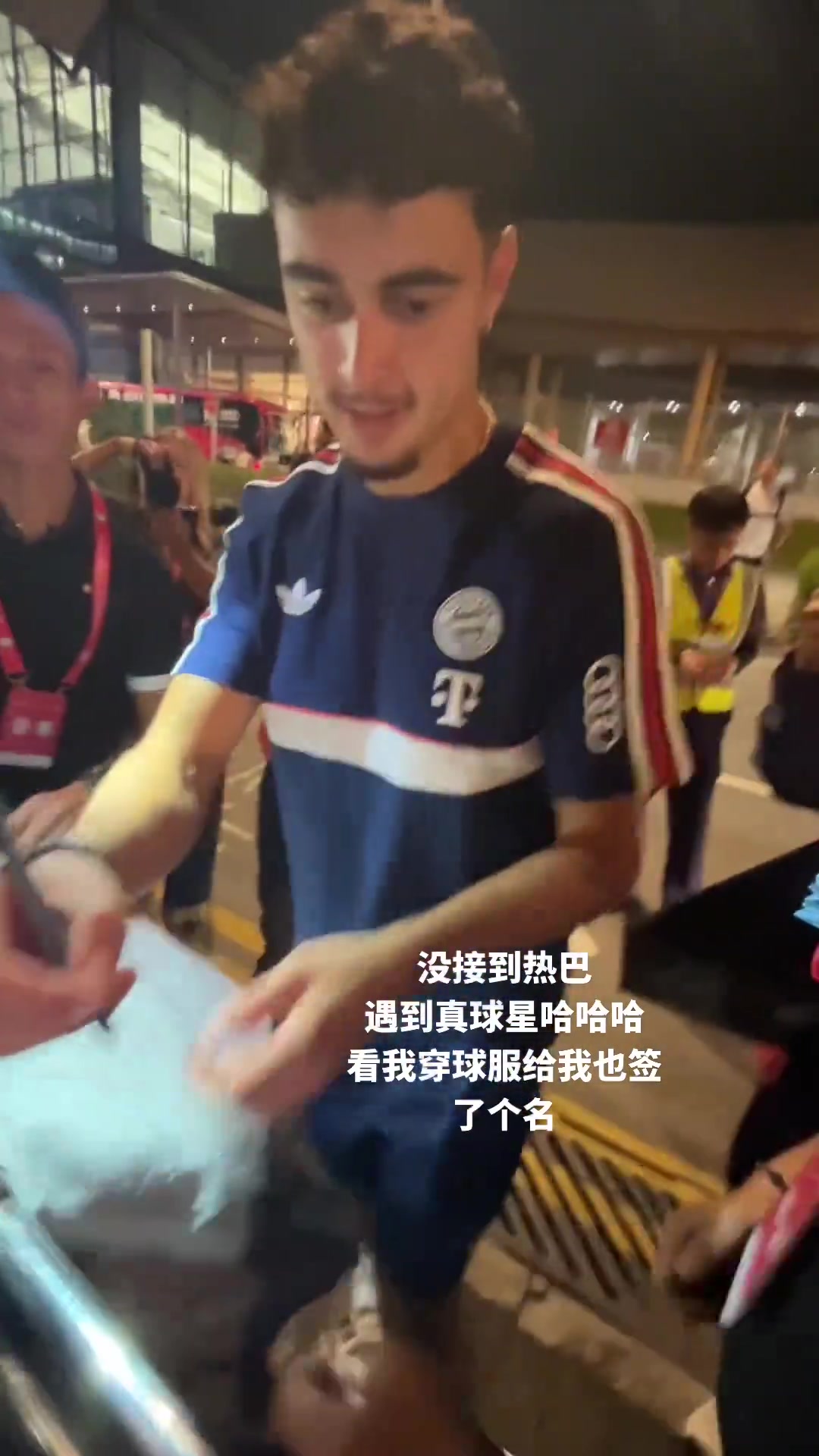 赚了😂！迪丽热巴粉丝接机未果，却拿到了帕夫洛维奇等人的签名封面