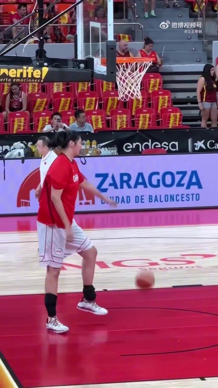 状态不错！张子宇热身再秀扣篮封面