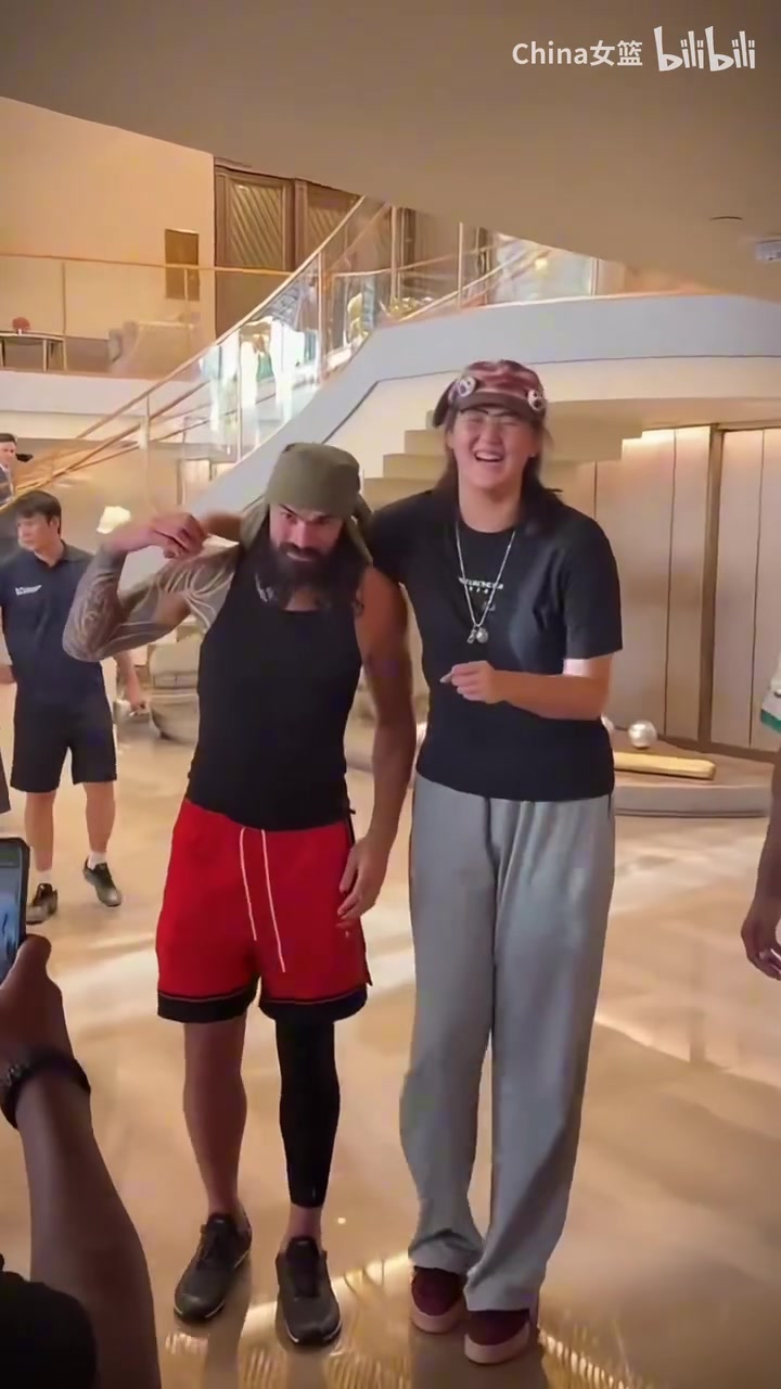 张子宇现身澳门NBA中国赛赛前,与NBA火箭队球星申京与亚当斯合影封面