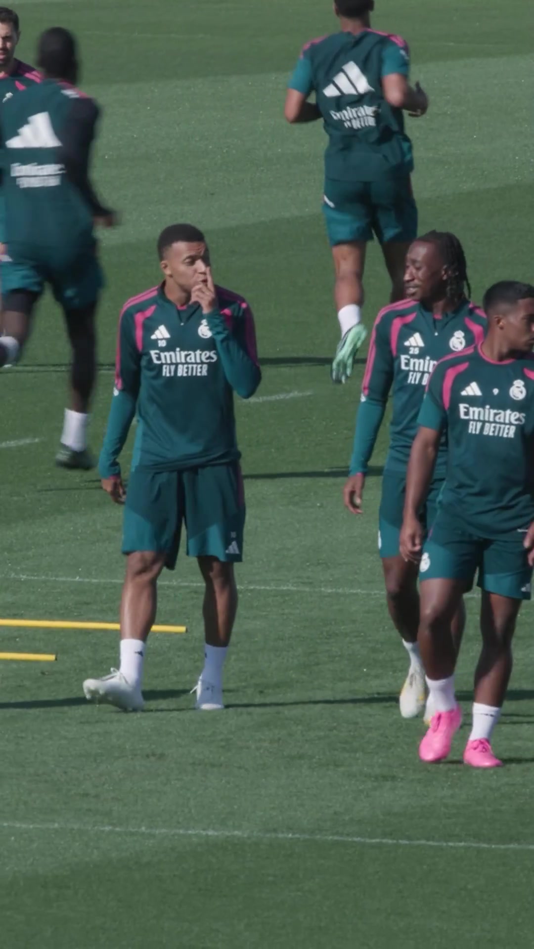 气氛组已上线！姆巴佩拉着迪奥曼德边走边聊，脸上笑容藏不住⚽封面