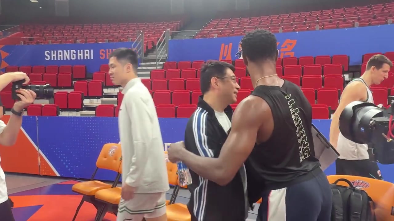 人人都爱弗格！广东客对上海 弗格重返上海与前队友打招呼封面