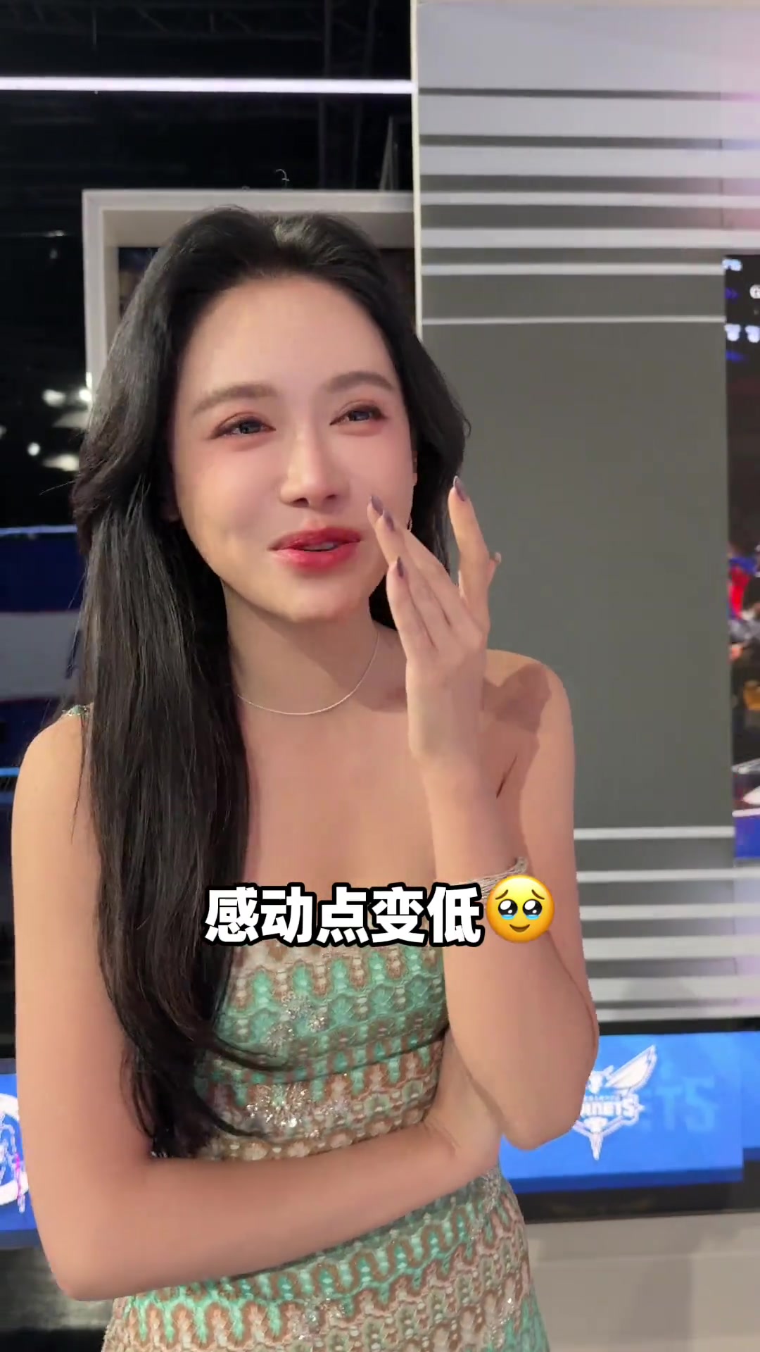 尽在不言中!!詹姆斯关键进球76人战胜尼克斯,娜姐感动泪目!!封面