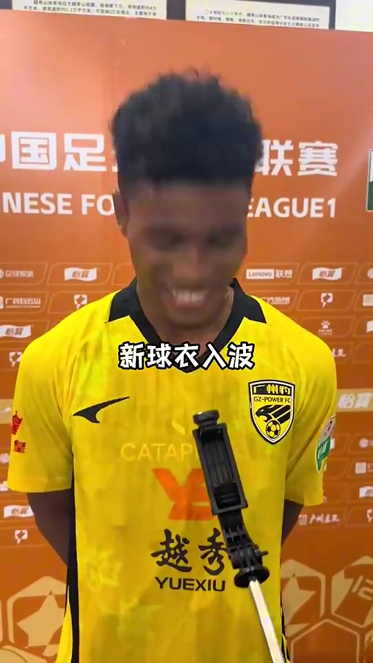 混血小将黄晟豪粤语回应处子球:踢得好就能帮到家人!封面