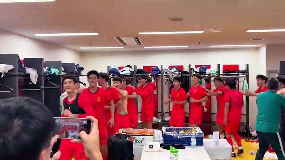 开火车咯~李昊:更衣室大家都在跳舞，安东尼奥跳得最嗨啦！封面