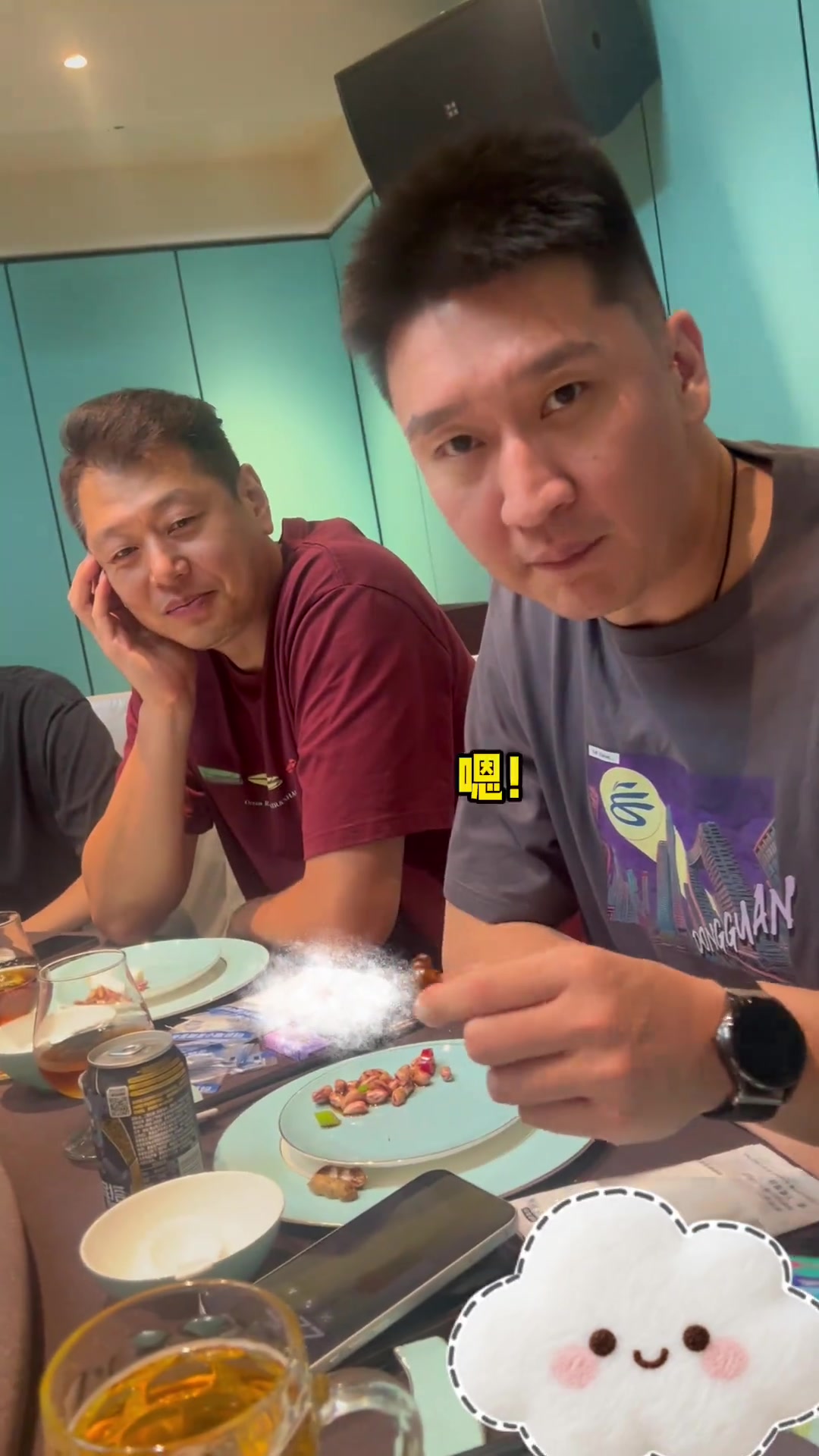 高蛋白啊！孙悦请马布里吃知了猴，后者面露难色😂封面