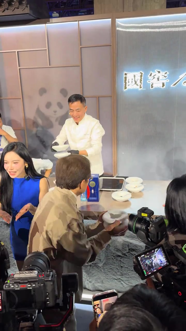 美娜这次也是沾光了~成龙大哥在澳门给大家分食物封面