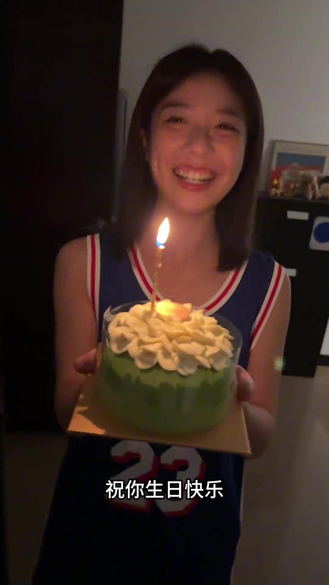 如果你有这样的女友 穿着詹姆斯球衣在你下班后给你惊喜庆生！？封面