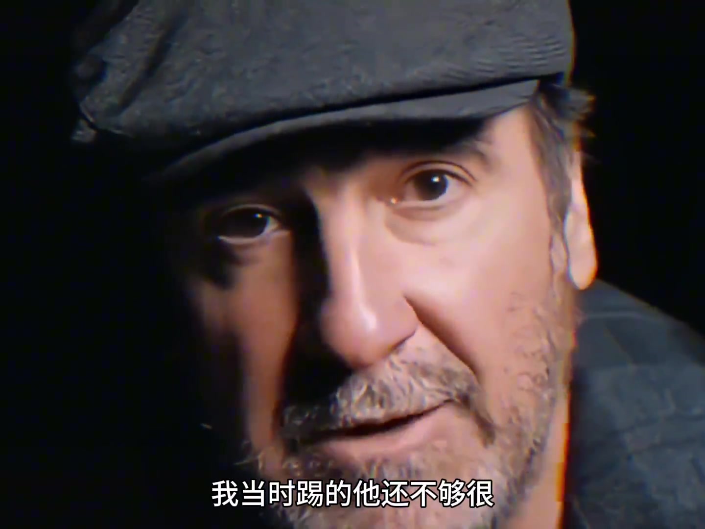 遇到嘴贱球迷❗️坎通纳当年一脚直接踹飞,有仇当场就报了封面