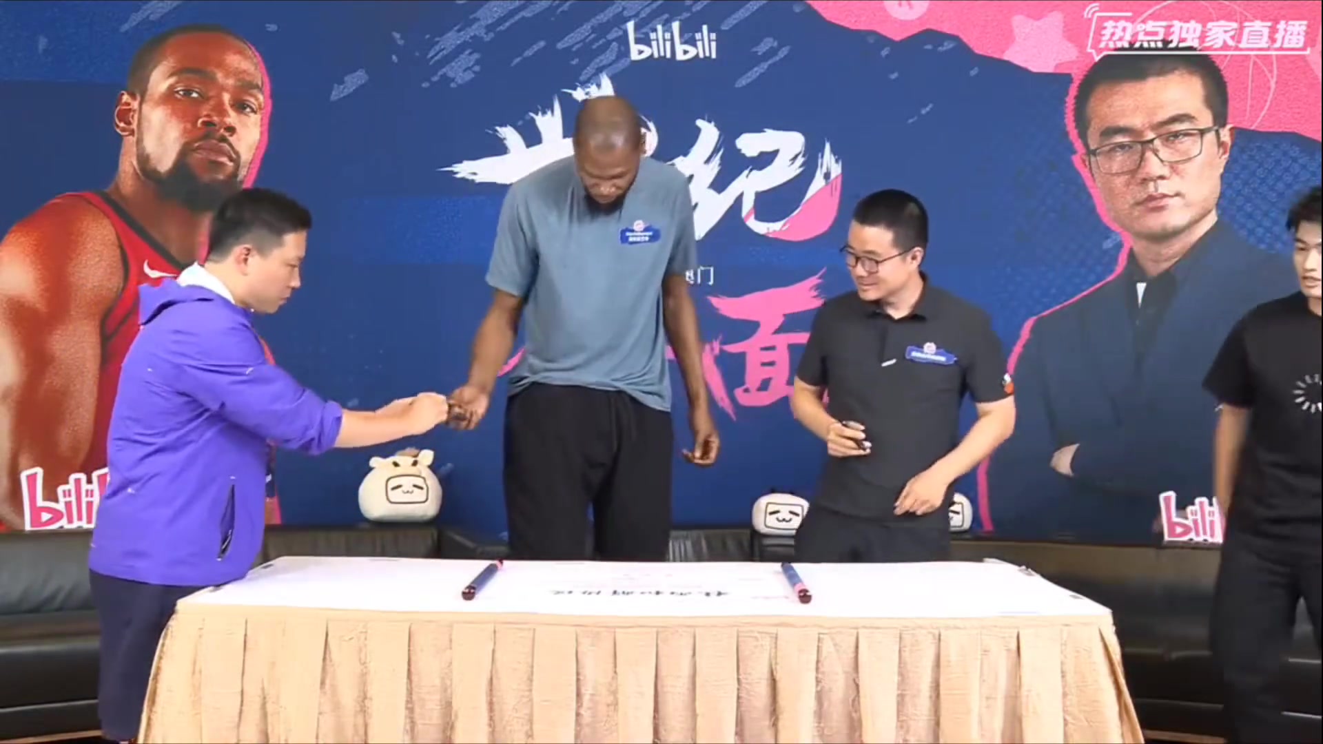 这也太会整活了！🤣杜兰特与徐静雨签署和解协议，双方拥抱致意封面