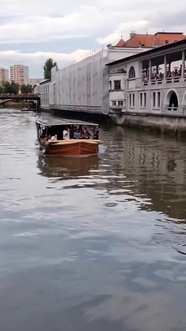 热情的球迷！湖人全队在斯洛文尼亚坐船赏景 粉丝高呼湖人加油封面