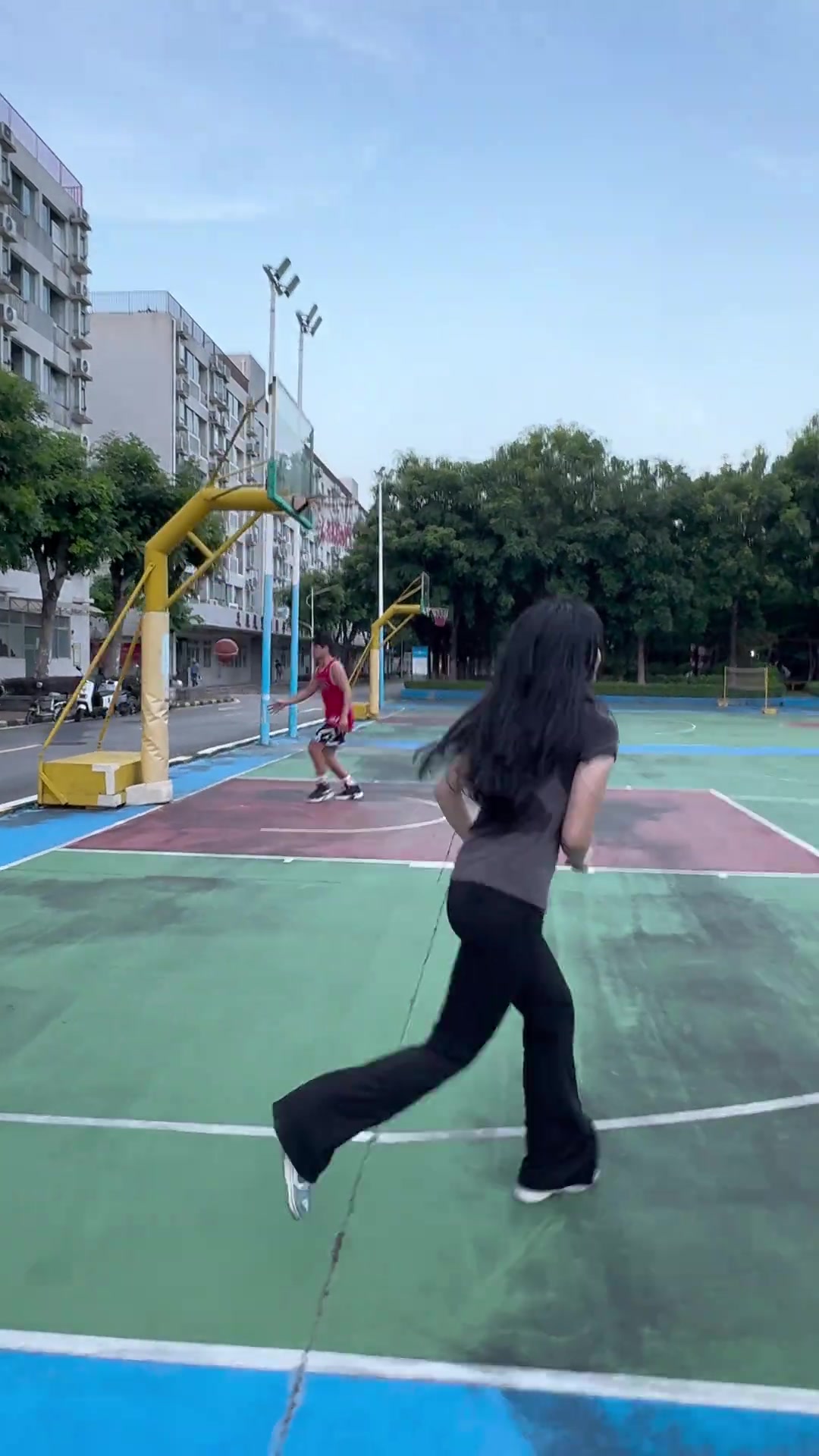 站投和跳起来有什么区别呢？反正我只看到小姑娘准的吓人😮封面